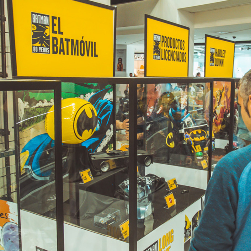 Les secrets de la batcave : vitrine d'artefacs mysterieux